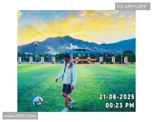 在绿茵场上奔跑的梦想与挑战足球明星的第一视角体验 在绿茵场上奔跑的梦想与挑战足球明星的第一视角体验