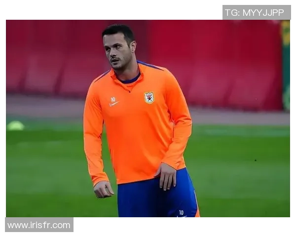 娃娃脸的足球明星如何在绿茵场上展现成熟魅力与实力