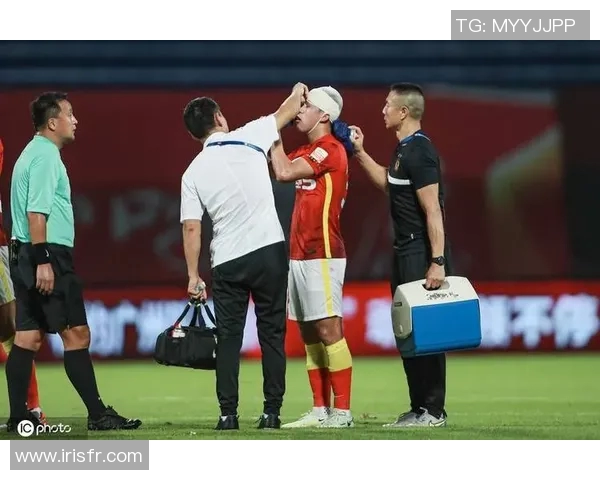 足球明星手上缠绷带的详细步骤与技巧分享，助你提升运动表现